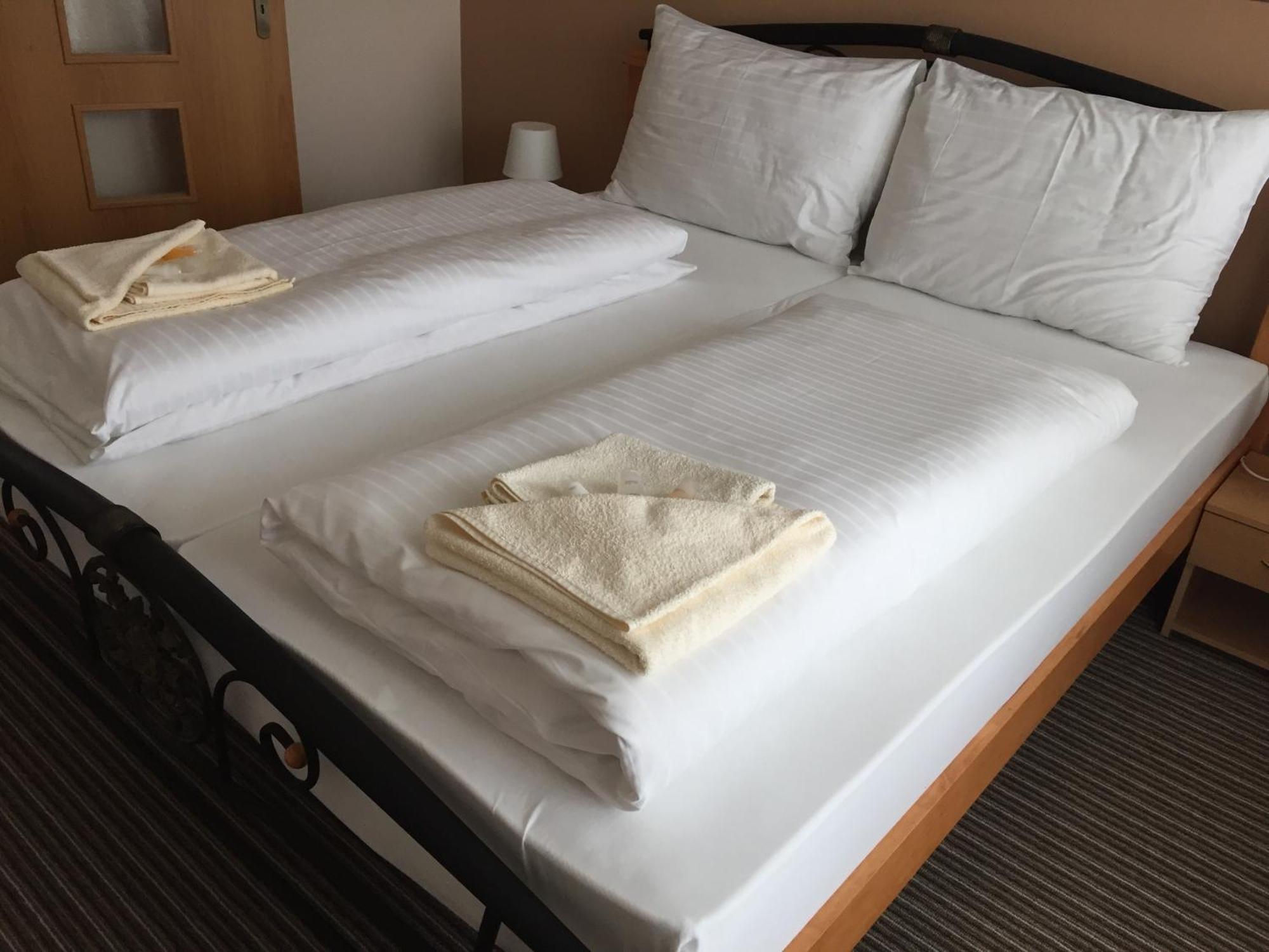 Nové Mesto nad Váhom Bed & Breakfast Hotel Perla מראה חיצוני תמונה