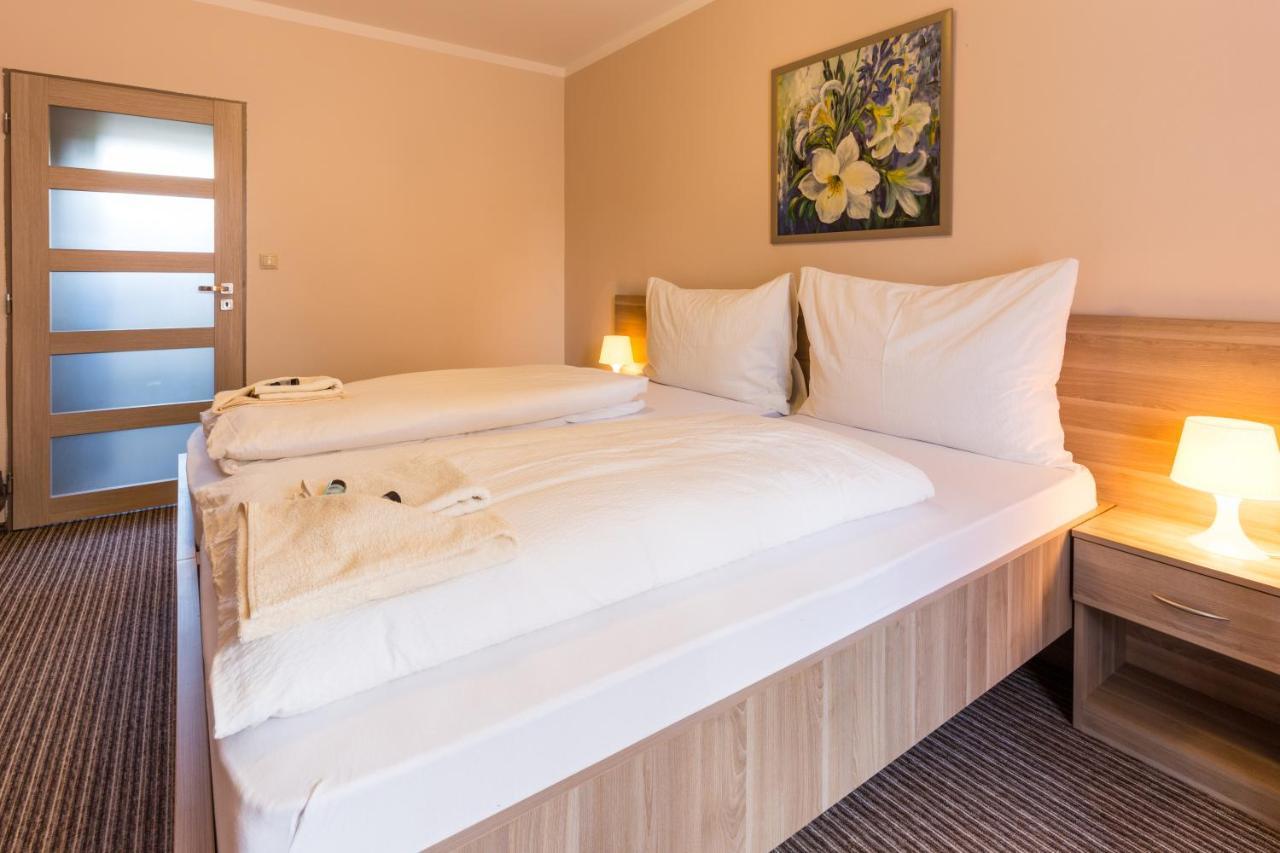 Nové Mesto nad Váhom Bed & Breakfast Hotel Perla מראה חיצוני תמונה
